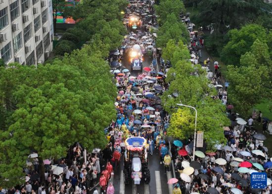 6月21日，农机花车队伍在华中农业大学校园里巡游（无人机照片）。