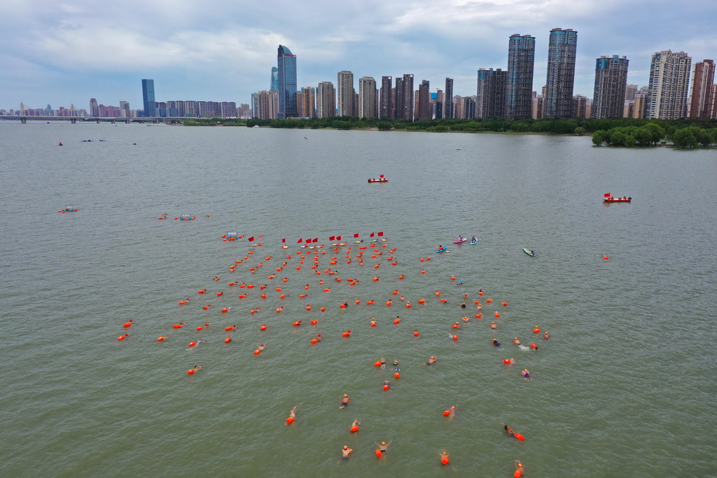 7月20日，参加活动的游泳爱好者们横渡赣江（无人机照片）。